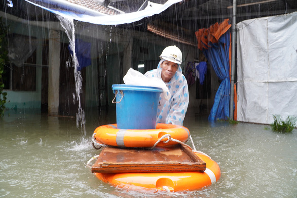 2,500 people evacuated from flooding in central Vietnam