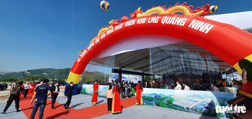 Officials arrive at the groundbreaking ceremony of the Quang Ninh LNG power plant project in Quang Ninh Province, Vietnam, October 24, 2021. Photo: Tien Thang / Tuoi Tre