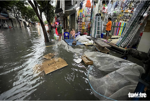 A street in District 1, Ho Chi Minh City is heavily inundated, October 24, 2021. Photo: Le Phan / Tuoi Tre