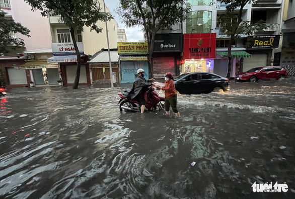 A street in District 1, Ho Chi Minh City is submerged with water, October 24, 2021. Photo: Le Phan / Tuoi Tre