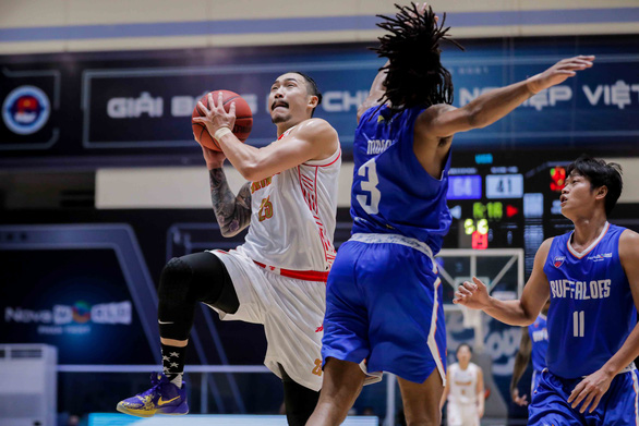 The Vietnamese national basketball team’s Tam Dinh (left) jumps to shoot during Game 12 against Hanoi Buffaloes in the VBA Premier Bubble Games - Brought to you by NovaWorld Phan Thiet. Photo: Vietnam Professional Basketball League