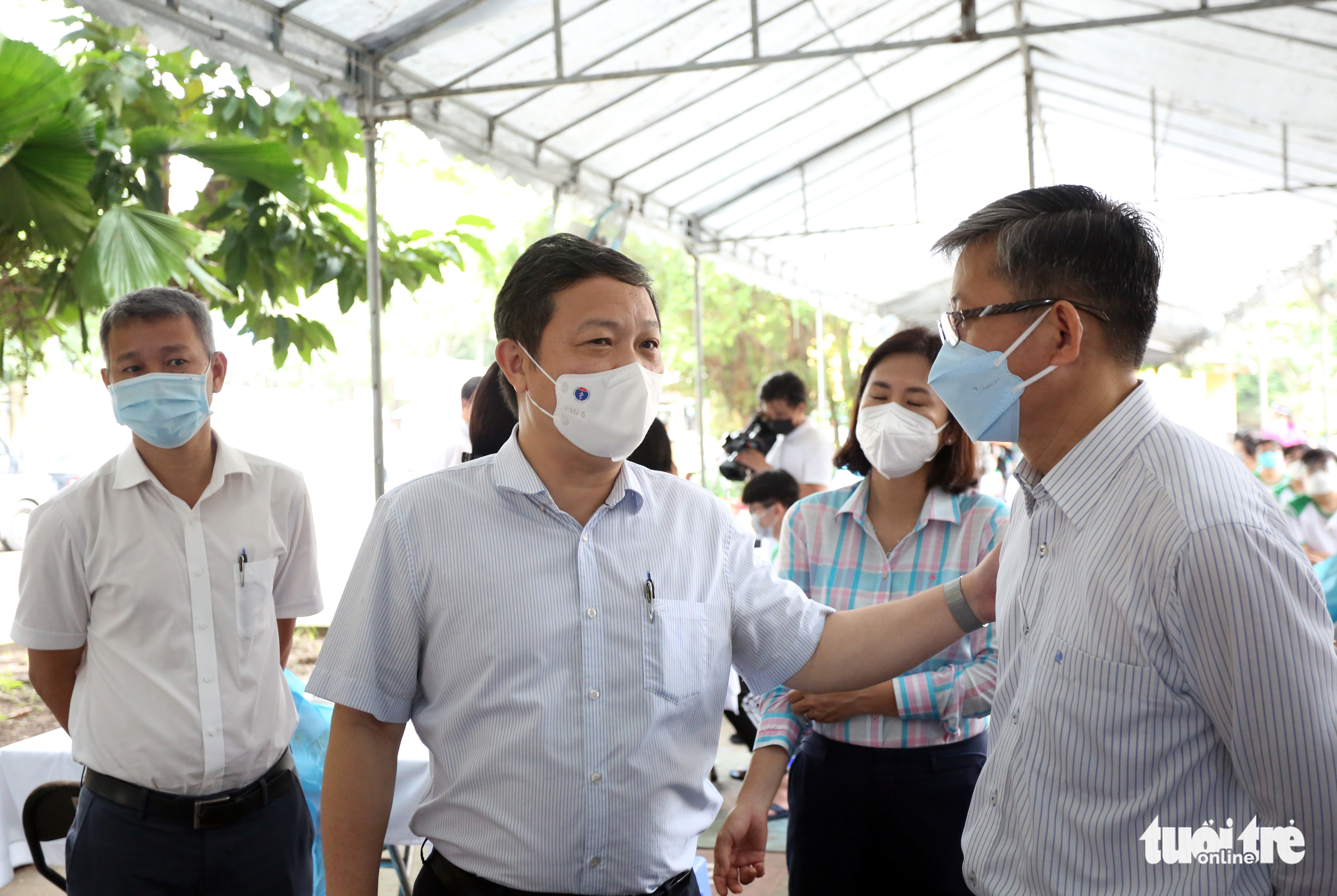 Vice-chairman of the Ho Chi Minh City People’s Committee Duong Anh Duc (C) at the vaccination site in Cu Chi District, Ho Chi Minh City, October 27, 2021. Photo: Duyen Phan / Tuoi Tre