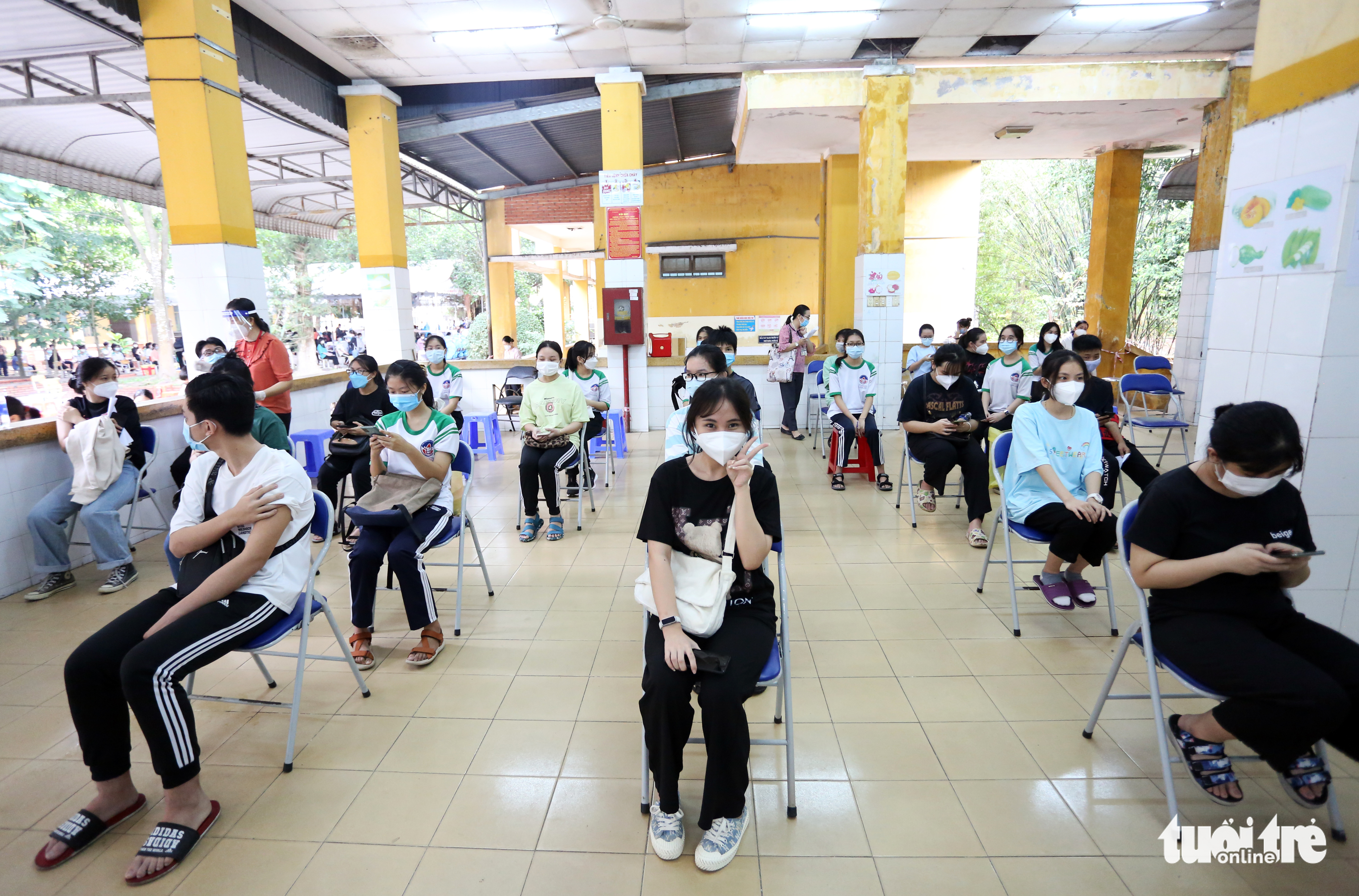 Students wait for their turn to receive their COVID-19 vaccination in Cu Chi District, Ho Chi Minh City, October 27, 2021. Photo: Duyen Phan / Tuoi Tre