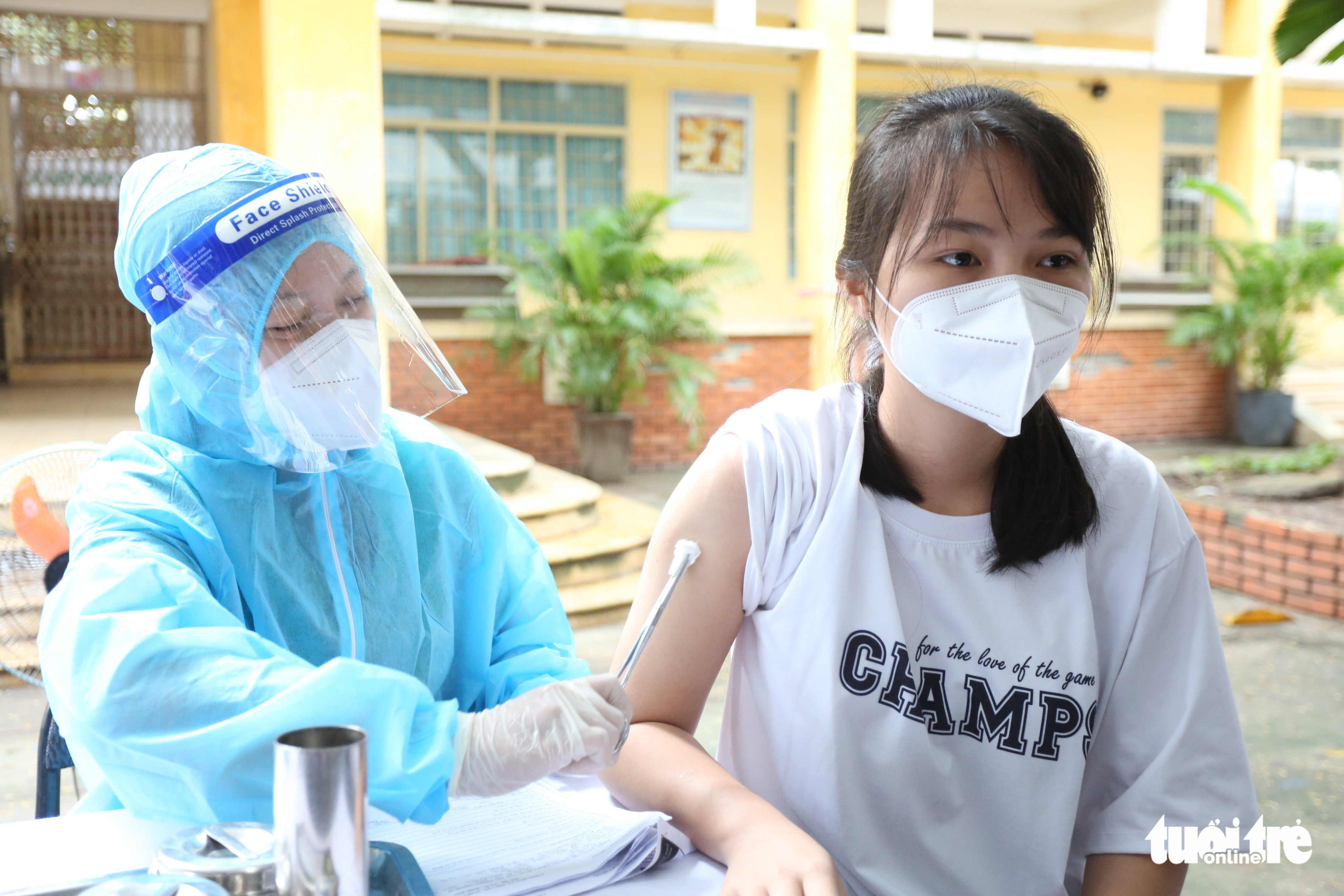 Ho Chi Minh City begins vaccinating students aged 12-17 against COVID-19
