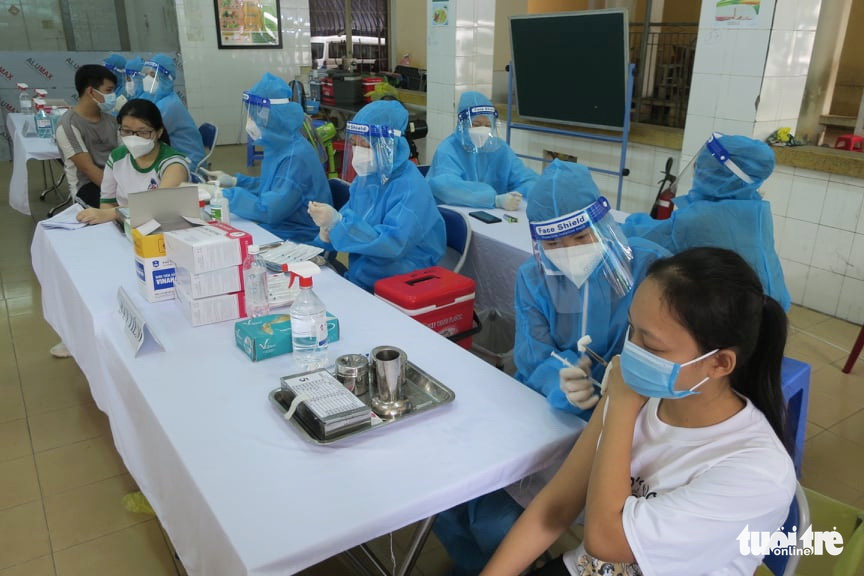 Students receive the COVID-19 vaccine in Cu Chi District, Ho Chi Minh City, October 27, 2021. Photo: T.T.D. / Tuoi Tre