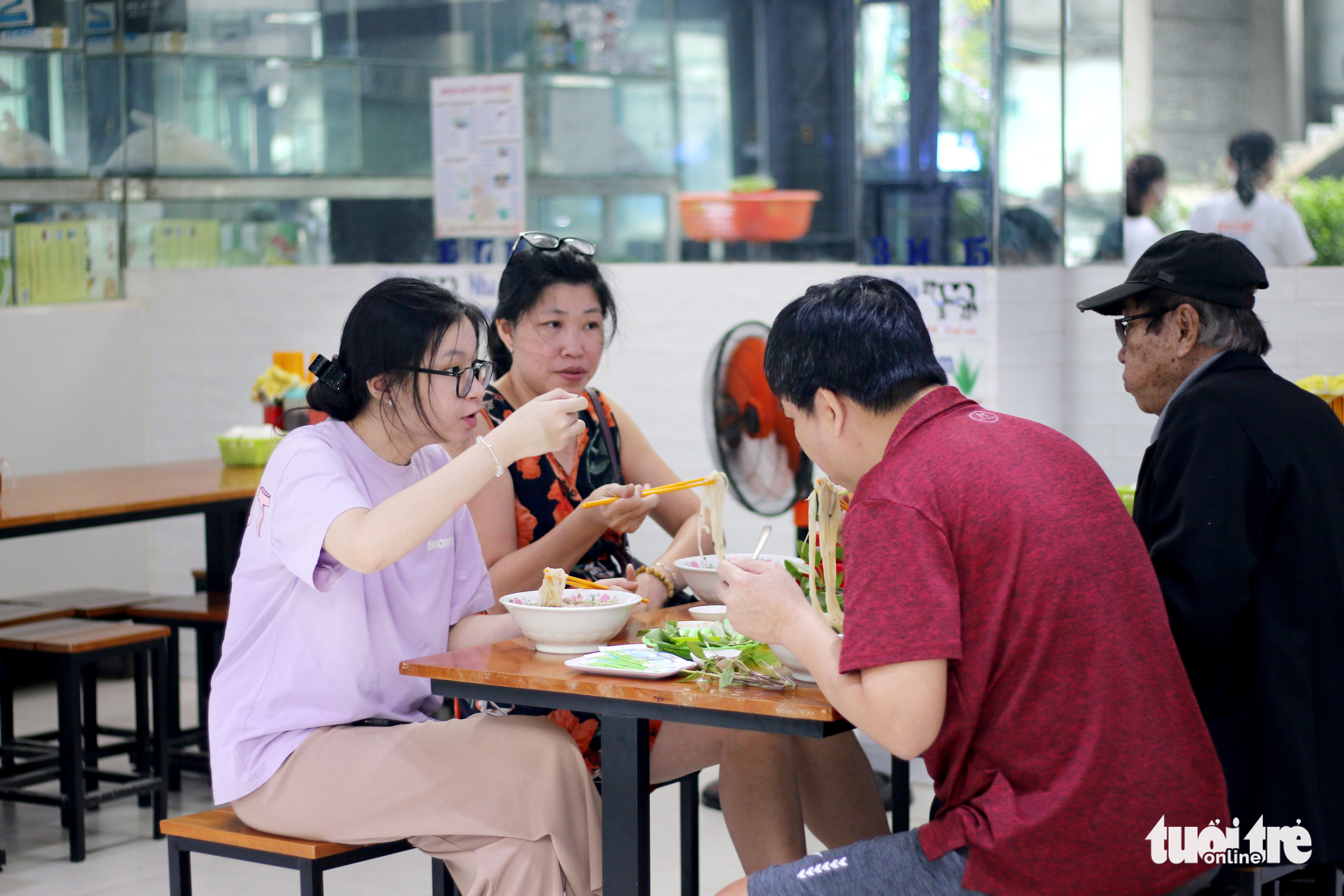 Residents enjoy ‘new normal’ breakfasts as Ho Chi Minh City resumes dine-in service