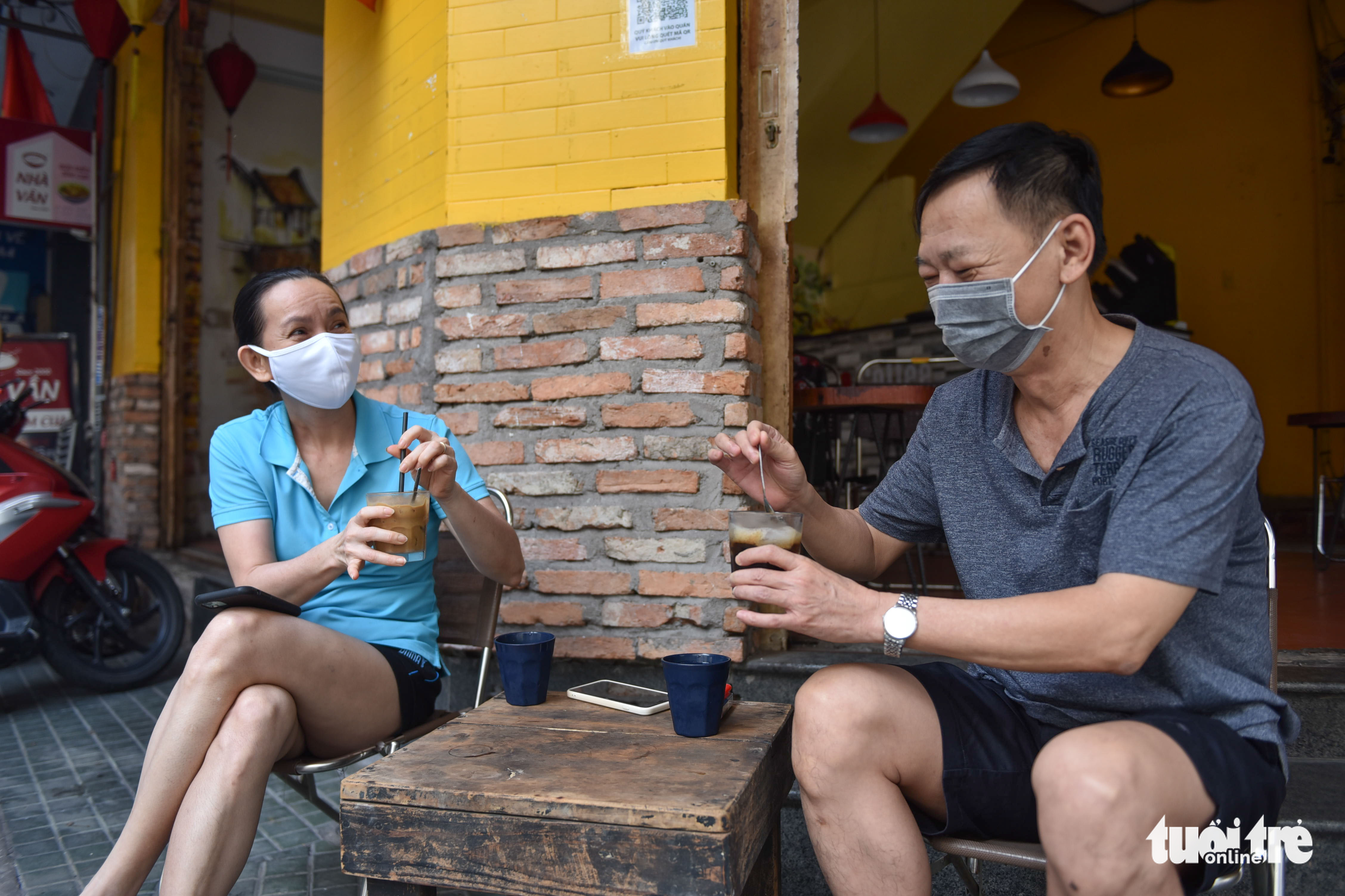 A married couple drinks coffee at a café in Phu Nhuan District, Ho Chi Minh City, October 28, 2021. Photo: Ngoc Phuong / Tuoi Tre