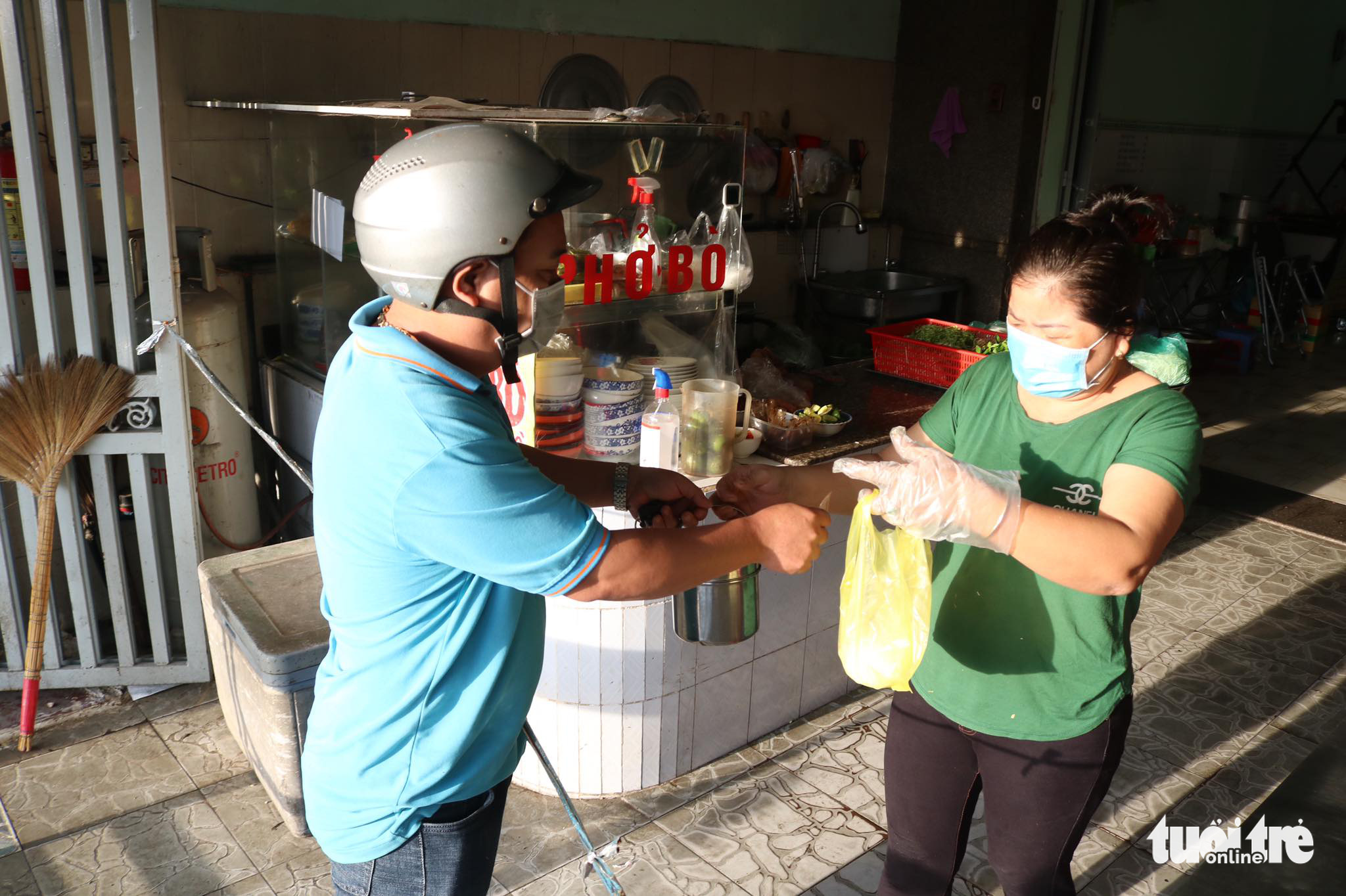 A bun bo vendor in Thu Duc City has not offered dine-in service as her employees have yet to return to Ho Chi Minh City. Photo: Hoang An / Tuoi Tre