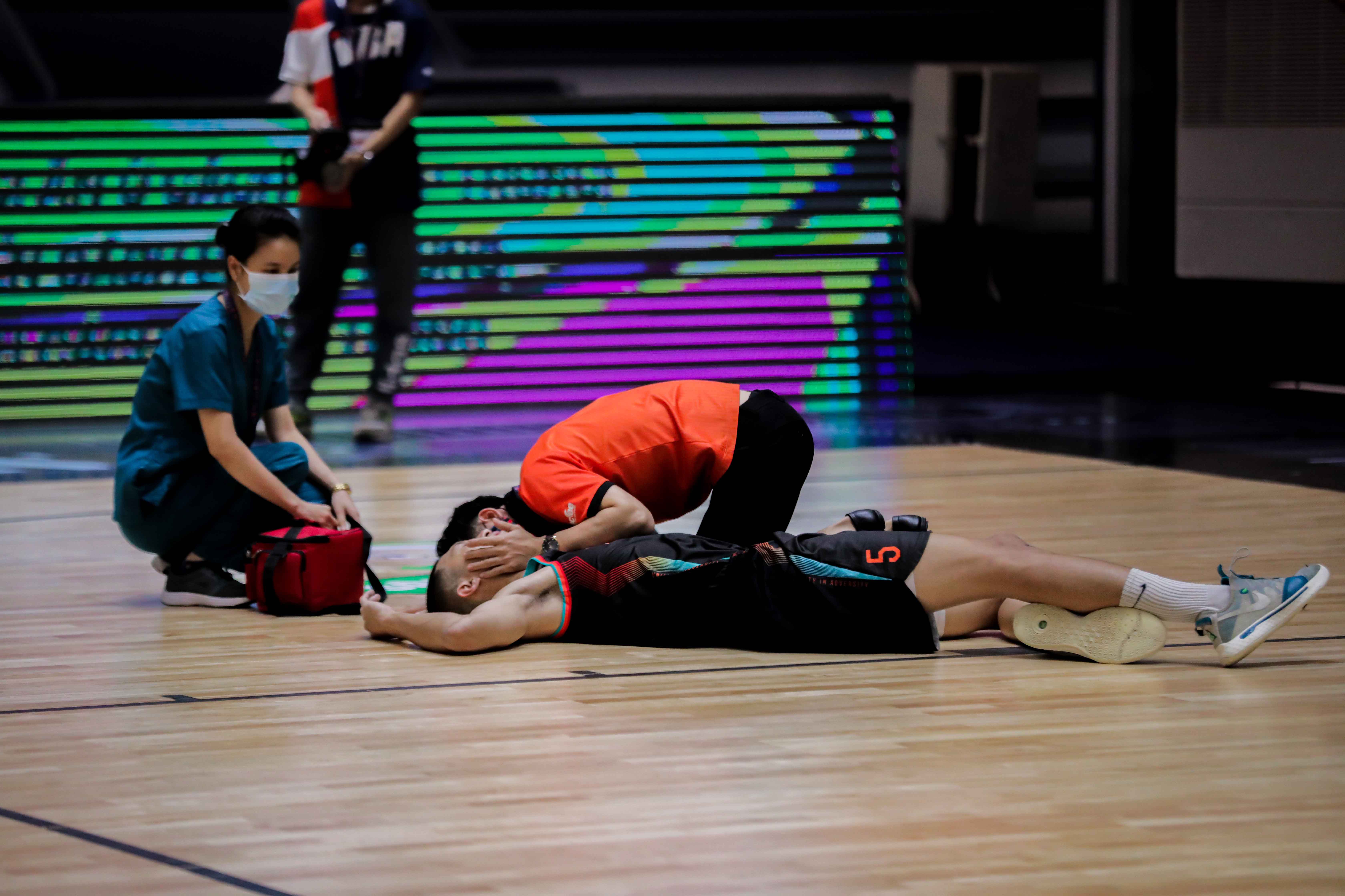 Phuoc Thinh of Danang Dragons is injured in Game 13. Photo: VBA