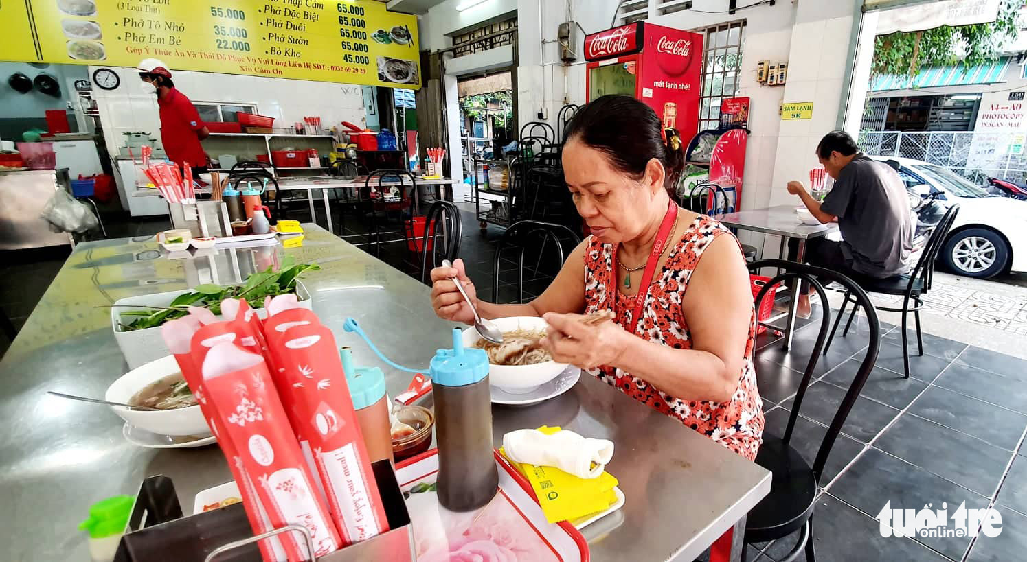 A woman enjoys a bowl of pho in Binh Thanh District, Ho Chi Minh City, October 28, 2021. Photo: Cong Trung / Tuoi Tre