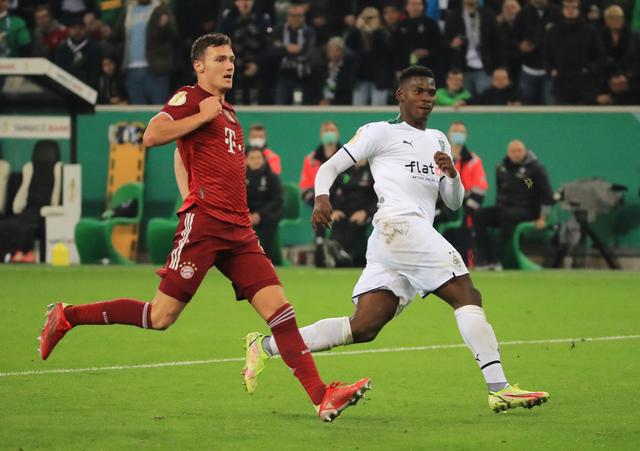 Soccer Football - DFB Cup - Second Round - Borussia Moenchengladbach v Bayern Munich - Borussia-Park, Moenchengladbach, Germany - October 27, 2021 Borussia Moenchengladbach's Breel Embolo scores their fifth goal. Photo: Reuters