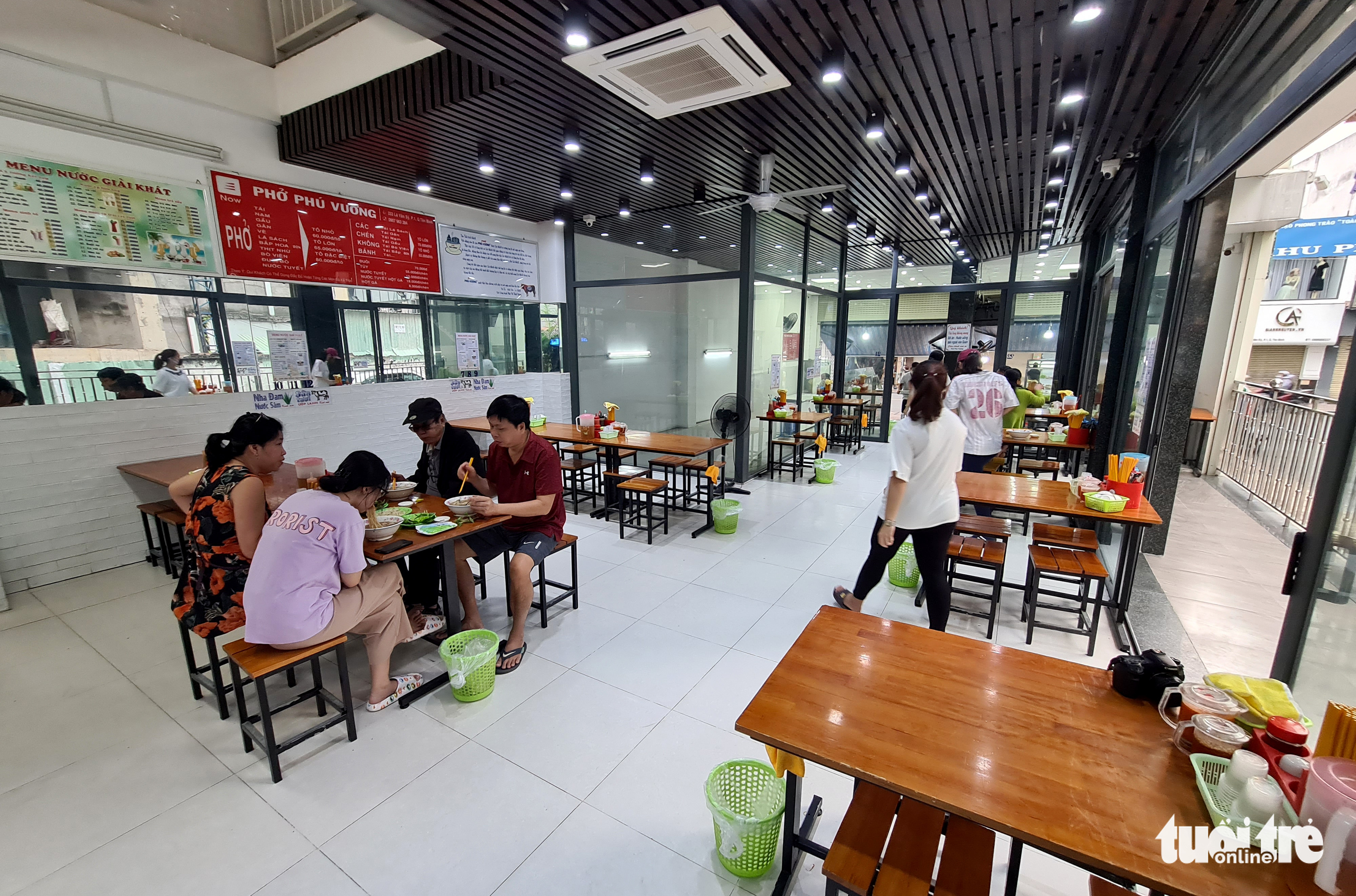 An eatery offers dine-in service in Ho Chi Minh City, October 28, 2021. Photo: Ngoc Hien / Tuoi Tre