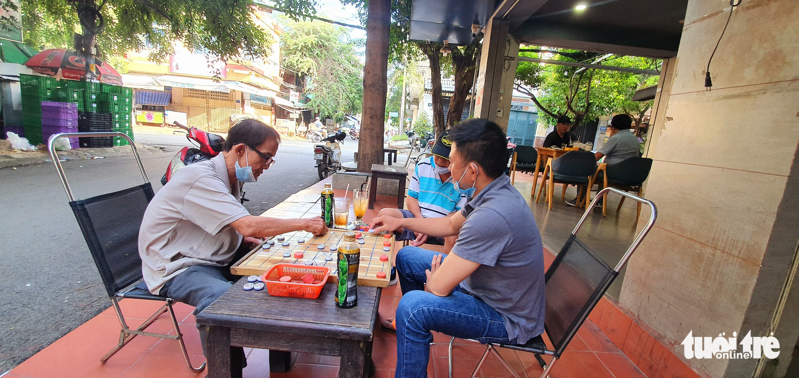Residents play chess at a café in Ho Chi Minh City, October 28, 2021. Photo: Cong Trung / Tuoi Tre