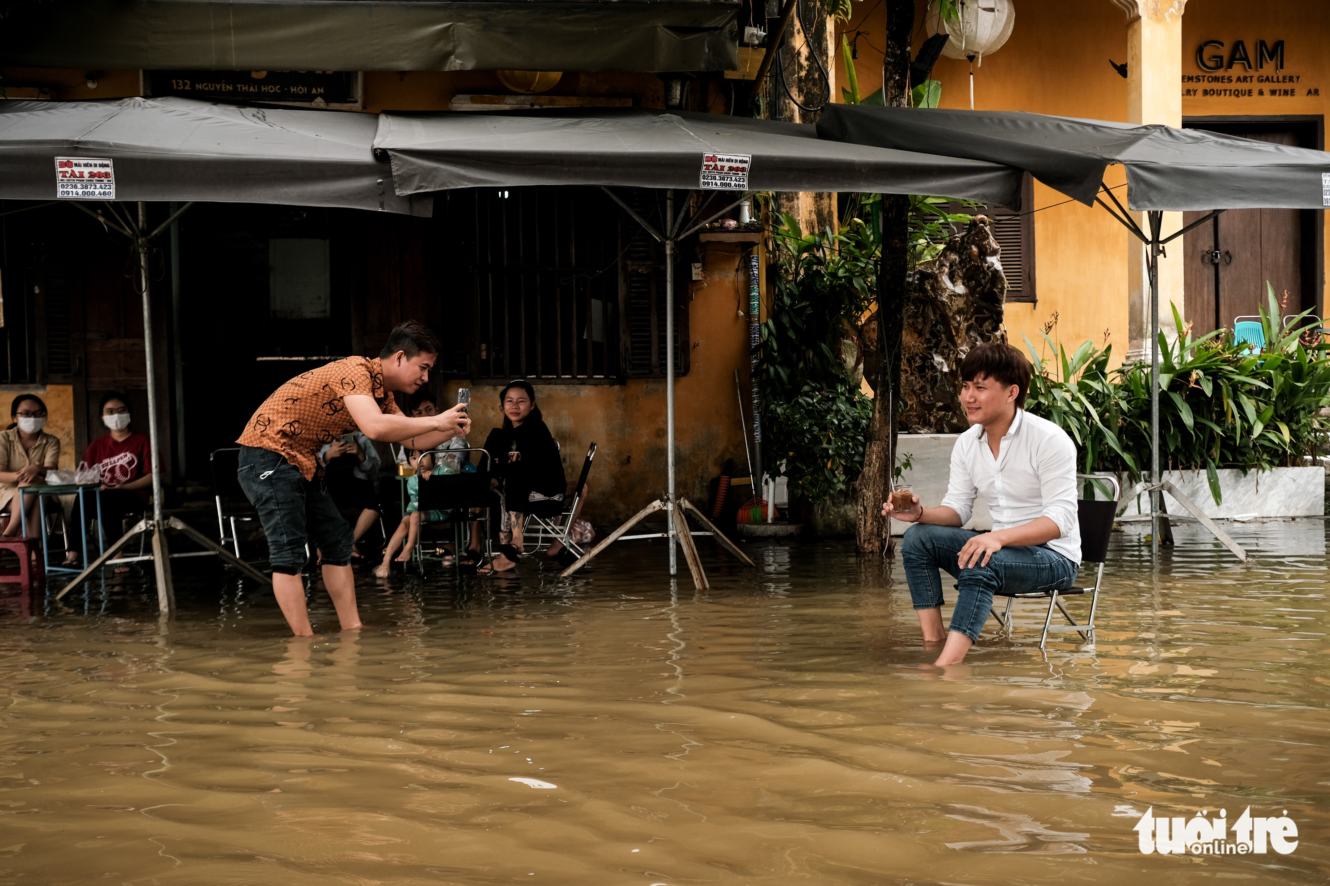 Hoi An Ancient Town's newest craze: Enjoying coffee amid floodwaters