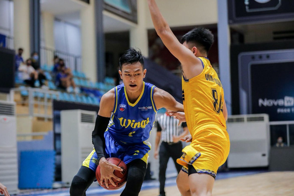 Ho Chi Minh City Wings’ player Vo Huy Hoan (left) drives through the Nha Trang Dolphins’ defenes in the opening game of the VBA Premier Bubble Games - Brought to you by NovaWorld Phan Thiet. Photo: Vietnam Professional Basketball League