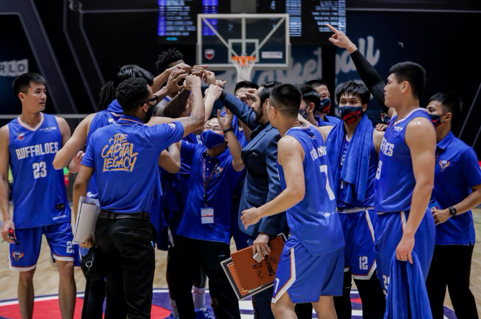 Hanoi Buffaloes celebrate their victory over Nha Trang Dolphins in Game 15. Photo: VBA
