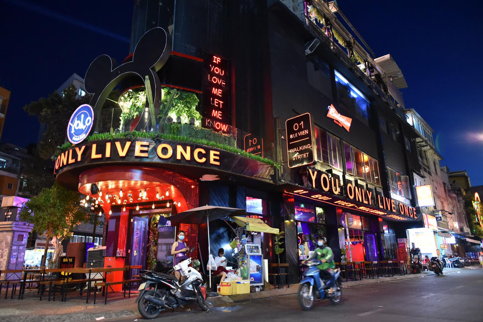 Ho Chi Minh City considers reopening clubs, bars, inessential services in four levels