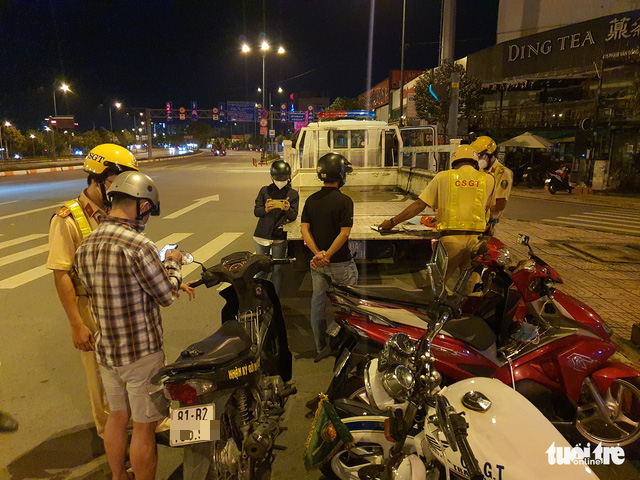 Residents are booked for driving under the influence of alcohol in Thu Duc City, Ho Chi Minh City, October 28, 2021. Photo: Minh Hoa / Tuoi Tre