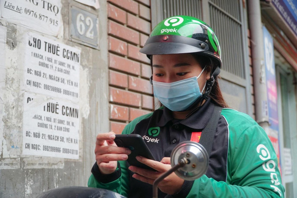 Nguyen Huyen Ly makes sure she reaches Gojek’s highest ride band each day to receive a bonus. Photo: Nguyen Hien / Tuoi Tre