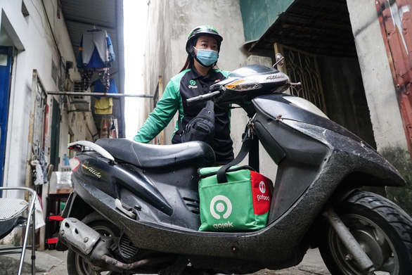 Nguyen Huyen Ly’s daily companions are her run-down scooter and a thermal bag she uses to keep food warm. Photo: Nguyen Hien / Tuoi Tre