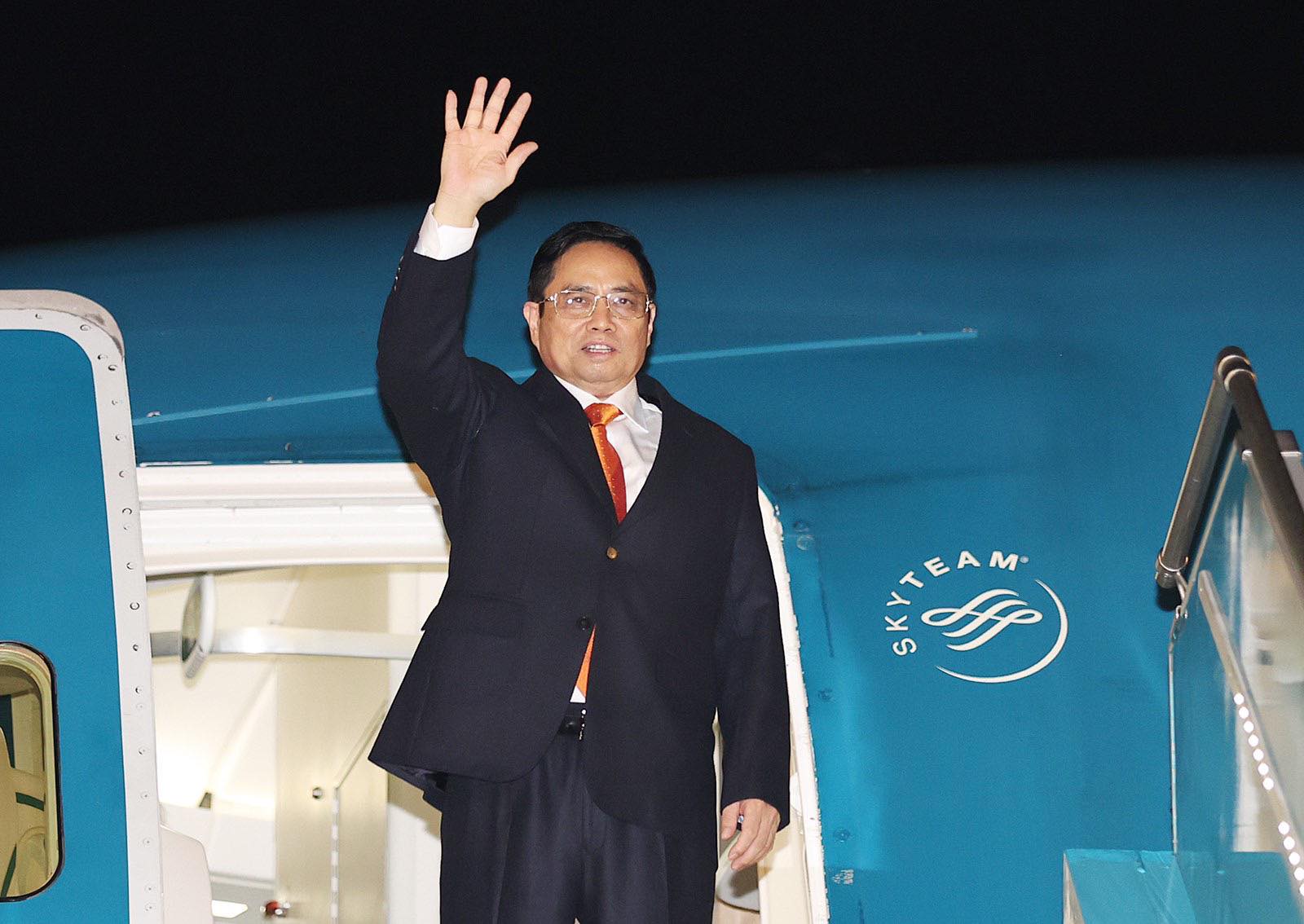 Vietnamese premier leaves Hanoi for working trip to UK, France