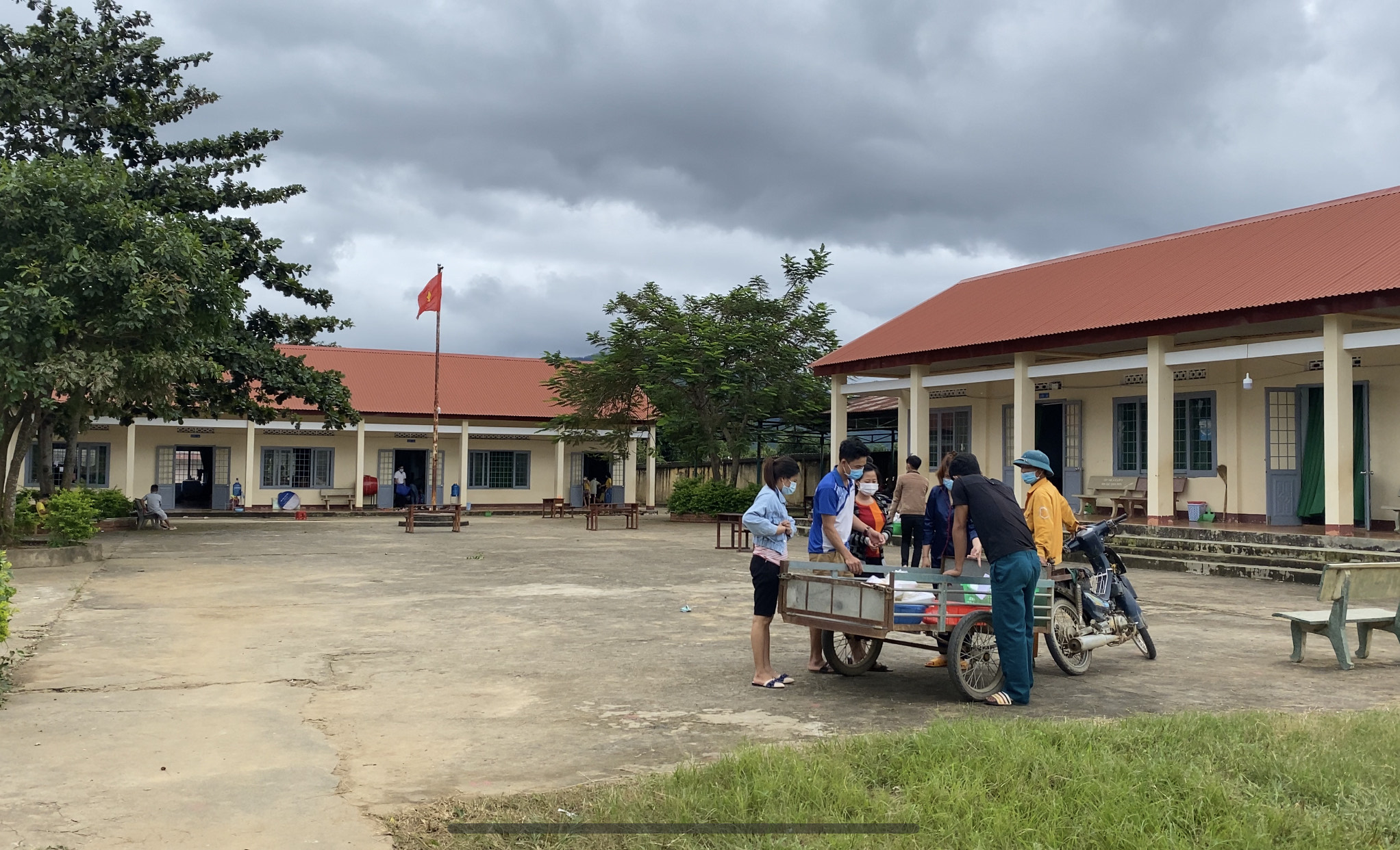 An elementary school is fenced off after two students test positive for COVID-19 in Dak Lak Province, Vietnam. Photo: Trung Tan / Tuoi Tre