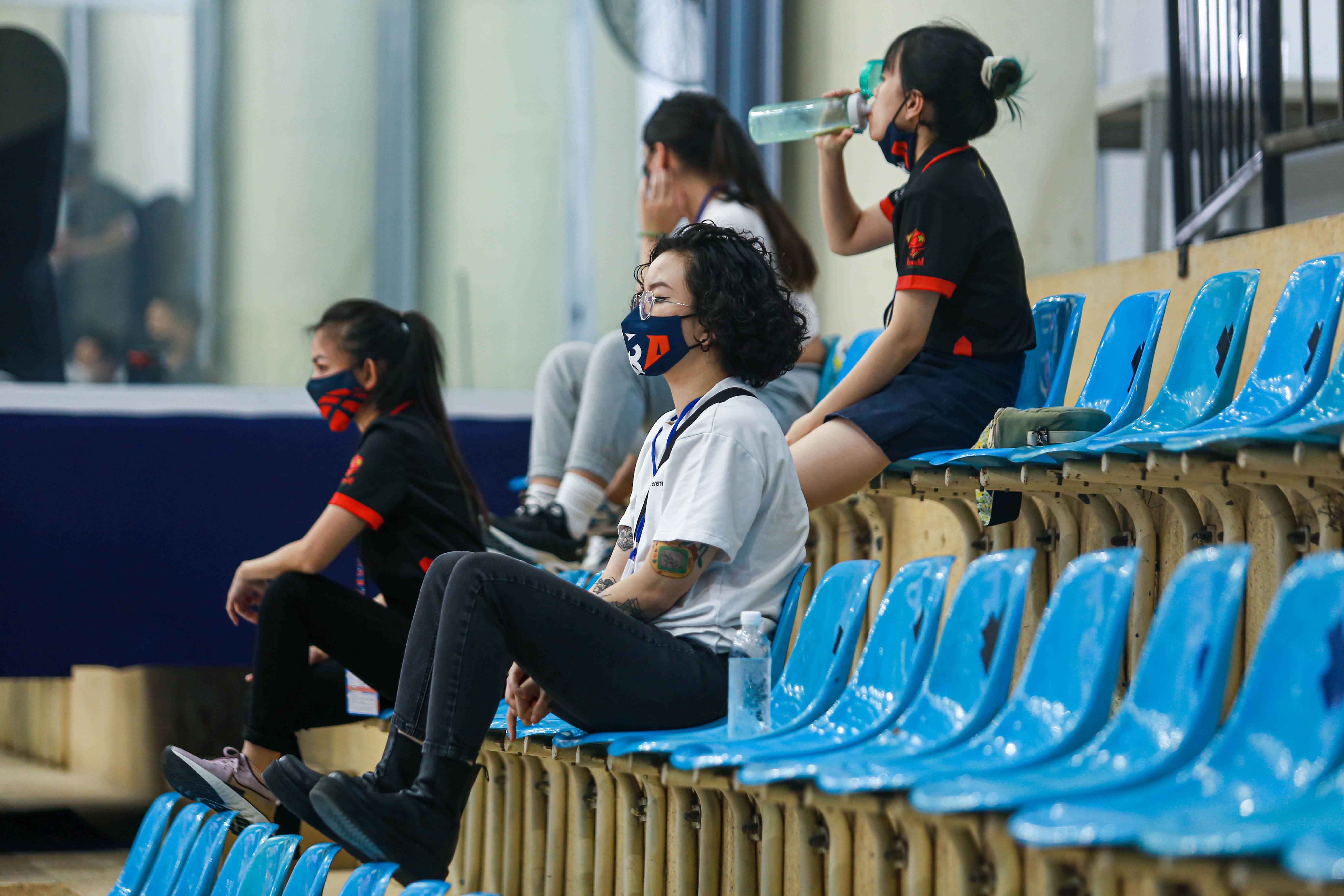 Huyen Nguyen – Tam Dinh’s girlfriend – worries as she sits in the audience. Photo: VBA