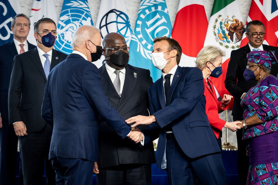 U.S. President Joe Biden shakes hands with French President Emmanuel Macron as Democratic Republic of the Congo President Felix Tshisekedi looks on during a family photo session on the sidelines of the G20 summit at the La Nuvola in Rome, Italy October 30, 2021. Photo: Erin Schaff/Pool via Reuters
