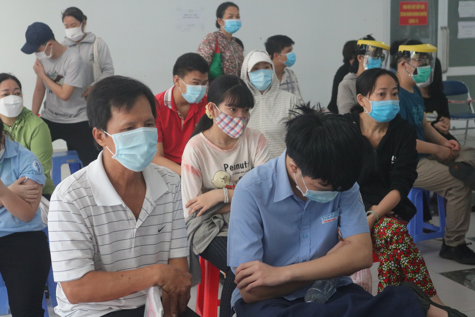 Children and their parents wait for a COVID-19 vaccination session at the medical center in District 3, Ho Chi Minh City, October 31, 2021. Photo: Thu Hien / Tuoi Tre