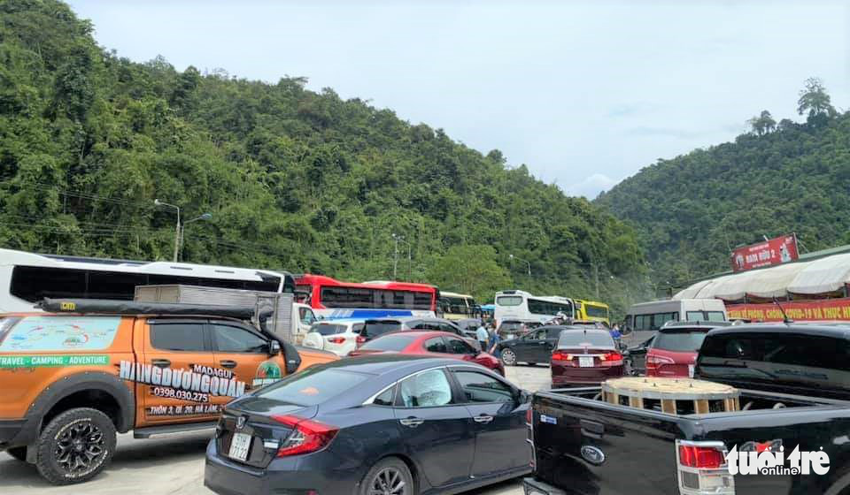 COVID-19 checkpoint in Vietnam’s Lam Dong congested on weekend as people came in droves