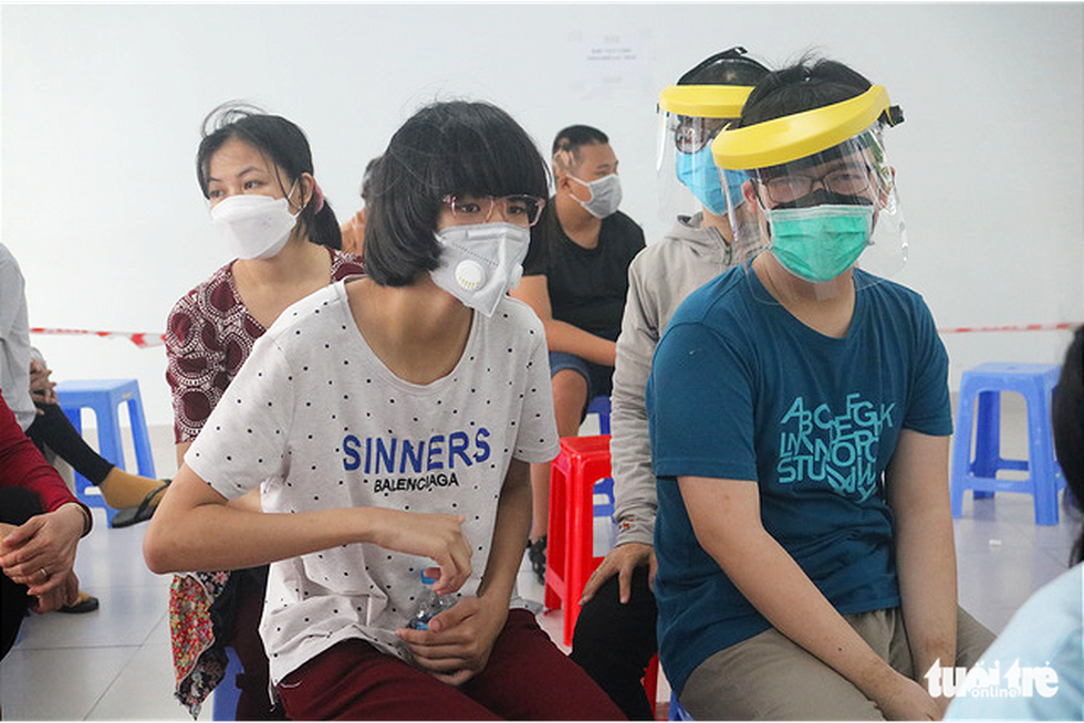 Children wait for a COVID-19 vaccination session at the medical center in District 3, Ho Chi Minh City, October 31, 2021. Photo: Thu Hien / Tuoi Tre