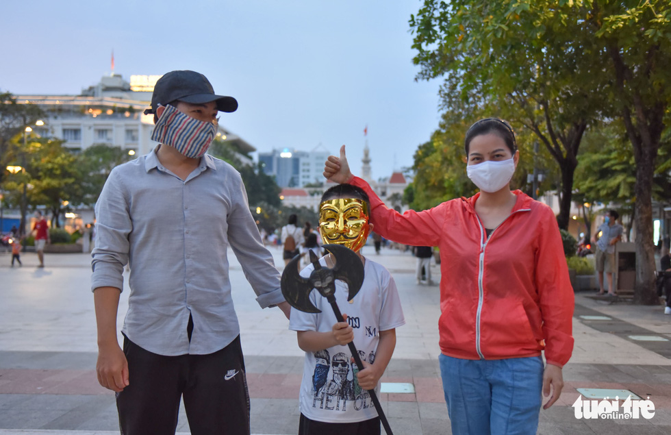 Quang Anh, 8, poses for a photo in a Halloween costume with his parents on Nguyen Hue Pedestrian Street in District 1, Ho Chi Minh City, October 31, 2021. Photo: Ngoc Phuong / Tuoi Tre