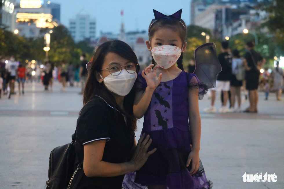 My, 6, poses for a photo in a Halloween costume with her mother on Nguyen Hue Pedestrian Street in District 1, Ho Chi Minh City, October 31, 2021. Photo: Ngoc Phuong / Tuoi Tre