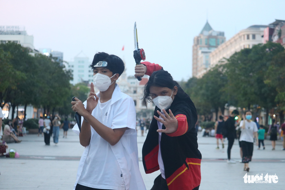 Bao Thanh (left) and his friend don costumes inspired by Japanese animation characters on Nguyen Hue Pedestrian Street in District 1, Ho Chi Minh City, October 31, 2021. Photo: Ngoc Phuong / Tuoi Tre