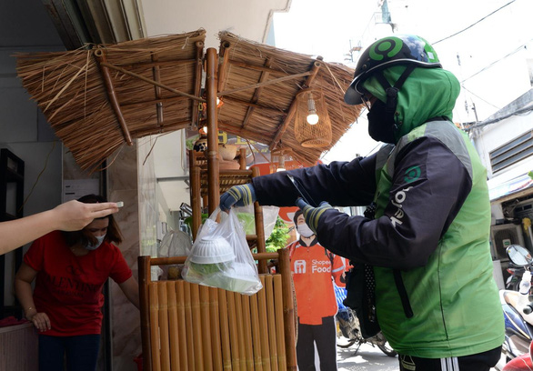 Nguyen Thi Nguyet Hong receives food to transfer to the customer. Photo: T.T.D / Tuoi Tre