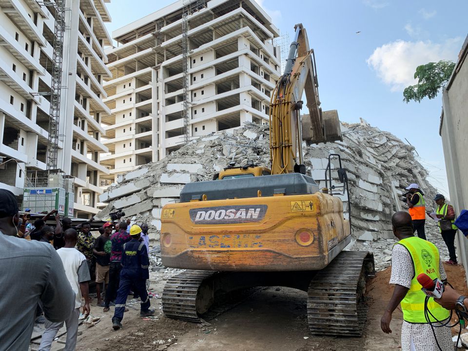 An excavator operates at the site of a collapsed building in Ikoyi, Lagos, Nigeria, November 1, 2021. Photo: Reuters