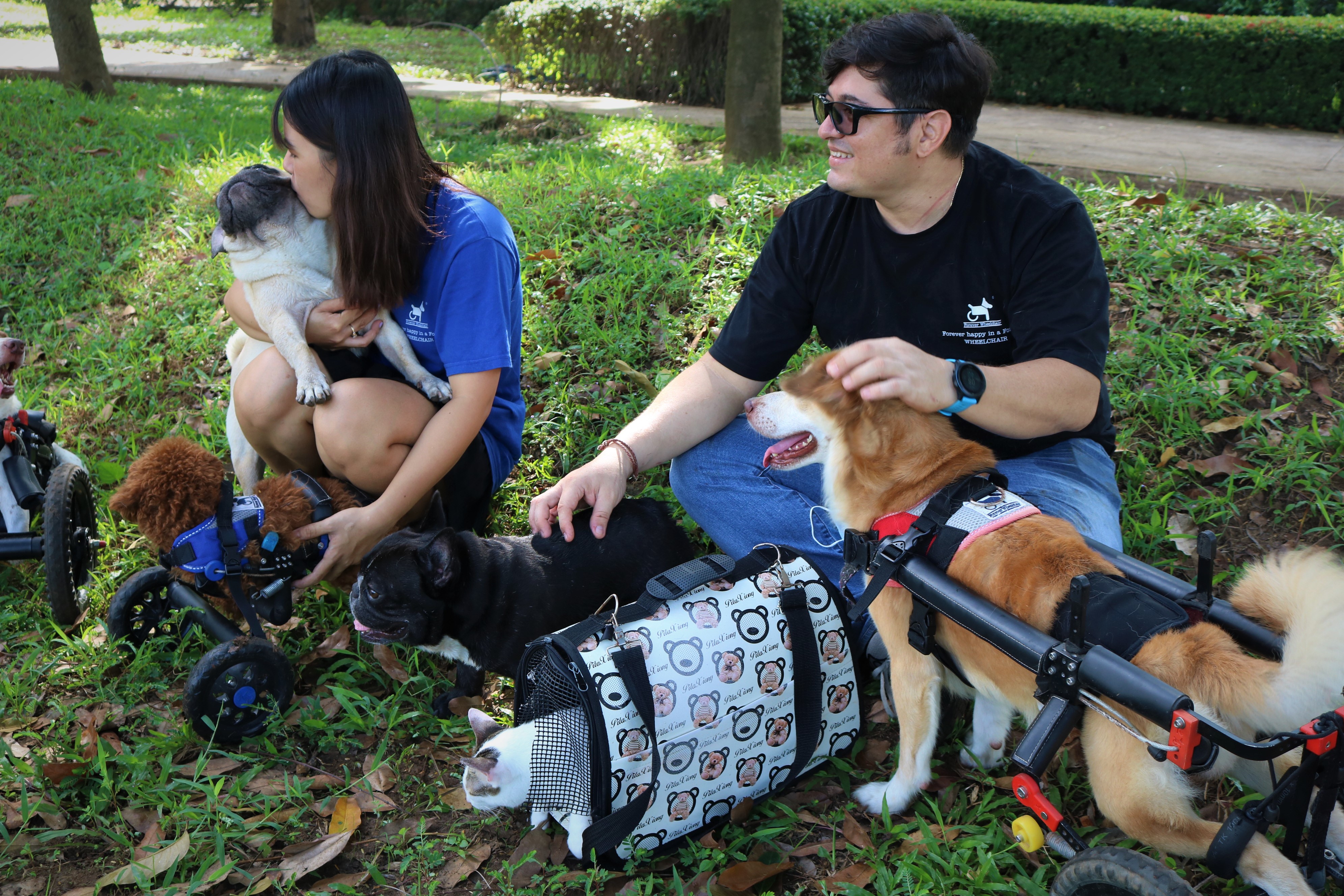 Colombian Oscar Fernando Ruiz Bonilla and his Vietnamese wife Tran Anh Thu take a rest while walking their ten dogs at a park near their house in Ho Chi Minh City’s District 9 on October 19, 2021. Photo: Hoang An / Tuoi Tre