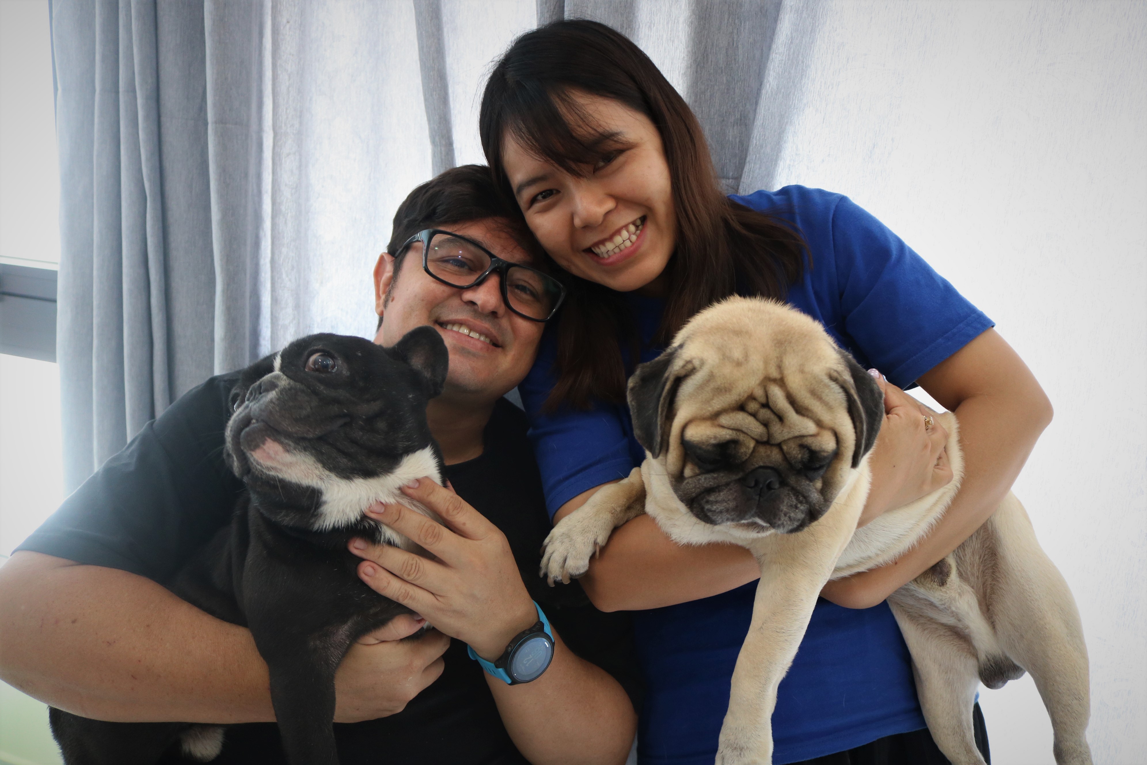 Oscar Fernando Ruiz Bonilla and wife Tran Anh Thu pose for a photo with their pets at their house in Ho Chi Minh City’s District 9 on October 19, 2021. Photo: Hoang An / Tuoi Tre