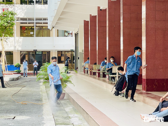 Students return to Cao Thang Technical College in District 1, Ho Chi Minh City, November 1, 2021. Photo: Minh Giang / Tuoi Tre