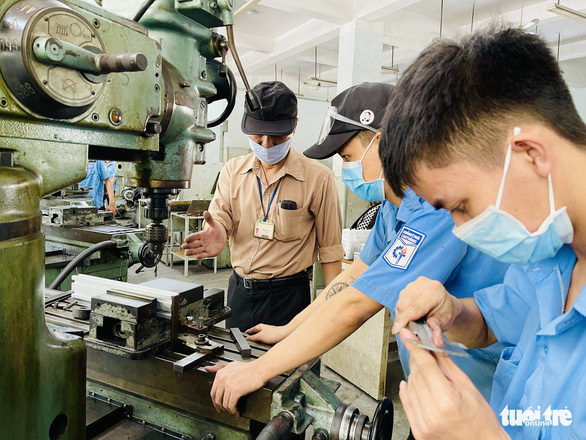 Students attend an in-person practical class at Cao Thang Technical College in District 1, Ho Chi Minh City, November 1, 2021. Photo: Minh Giang / Tuoi Tre