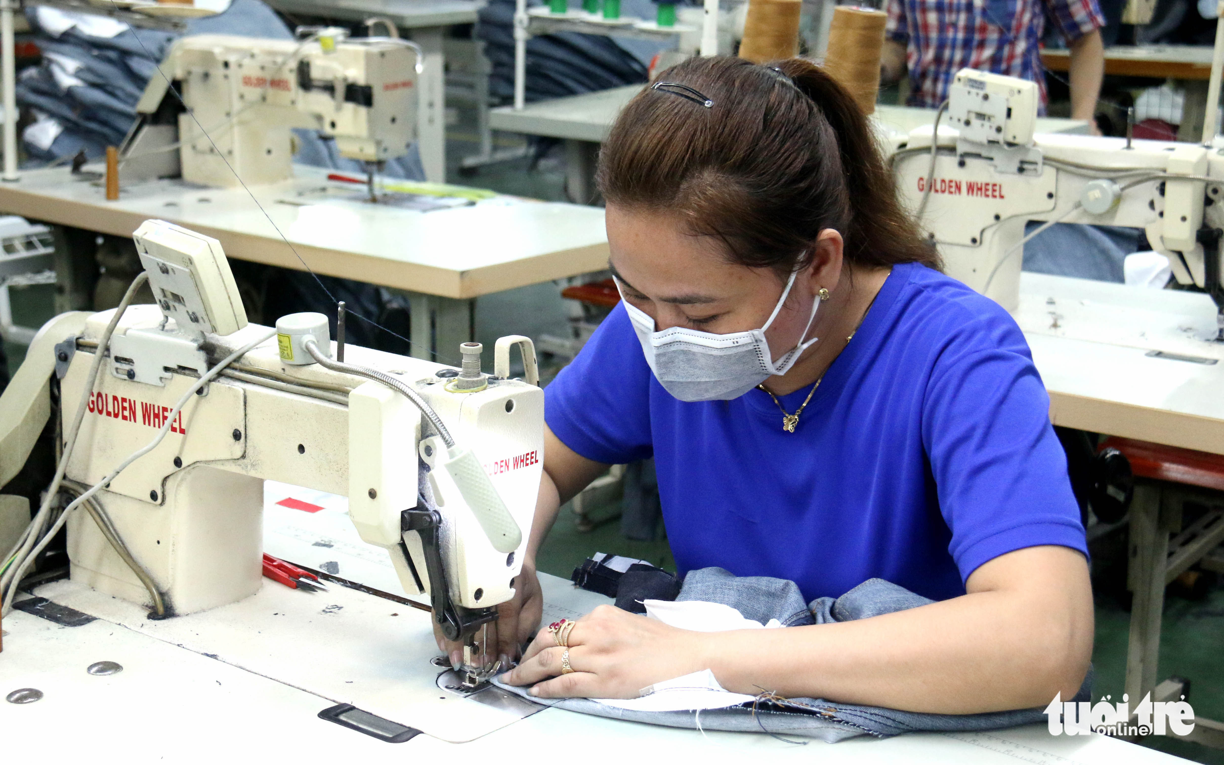 A woman works at the factory of Viet Thang Jean Company in Thu Duc City, Ho Chi Minh City. Photo: Ngoc Hien / Tuoi Tre