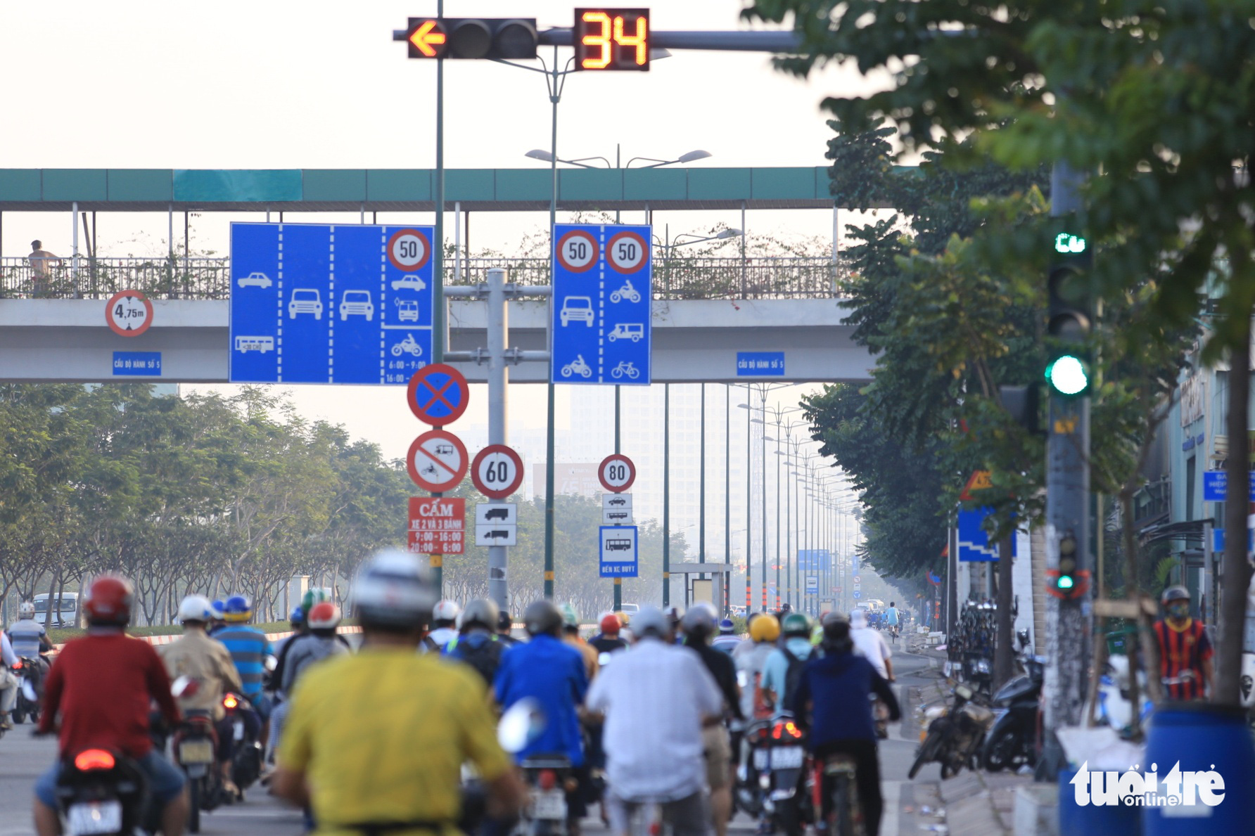 Commuters travel on a street in Ho Chi Minh City, November 2, 2021. Photo: Nhat Thinh / Tuoi Tre