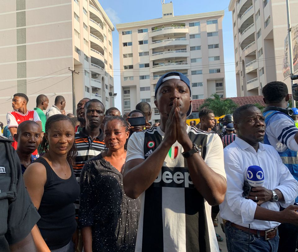 People react as they gather at the site of a collapsed building in Ikoyi, Lagos, Nigeria, November 1, 2021. Photo: Reuters
