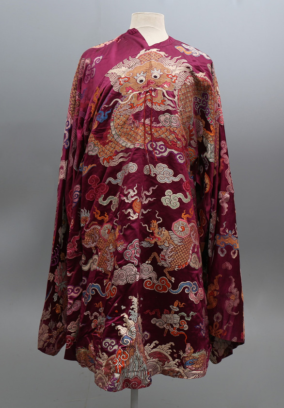 A Nguyen Dynasty robe was auctioned at Balclis on October 28, 2021. Photo: Balclis