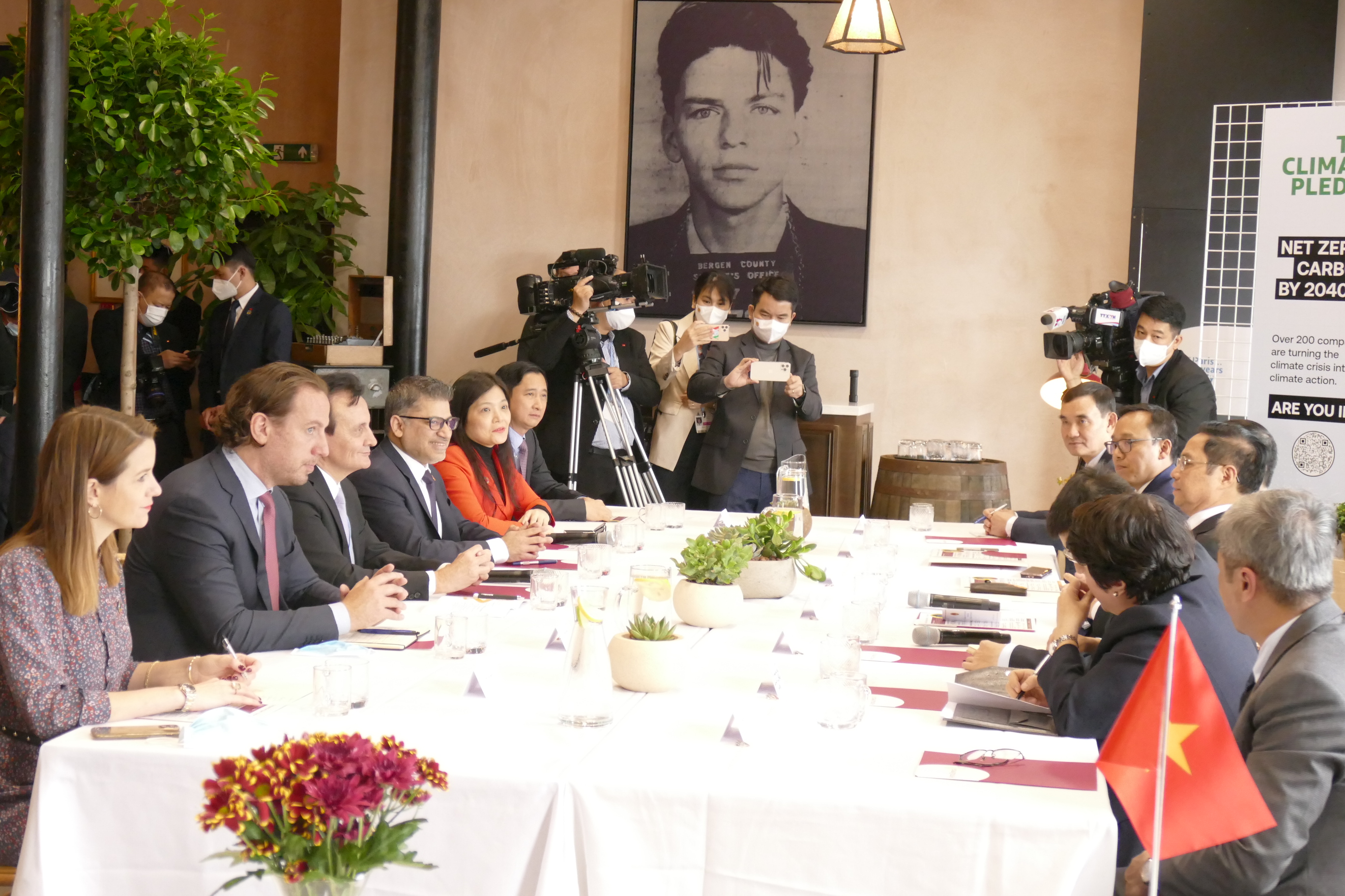 Vietnamese Prime Minister Pham Minh Chinh convenes a meeting with AstraZeneca Executive Director and Chief Executive Officer Pascal Soriot in Edinburgh, Scotland, November 2, 2021. Photo: Le Kien / Tuoi Tre
