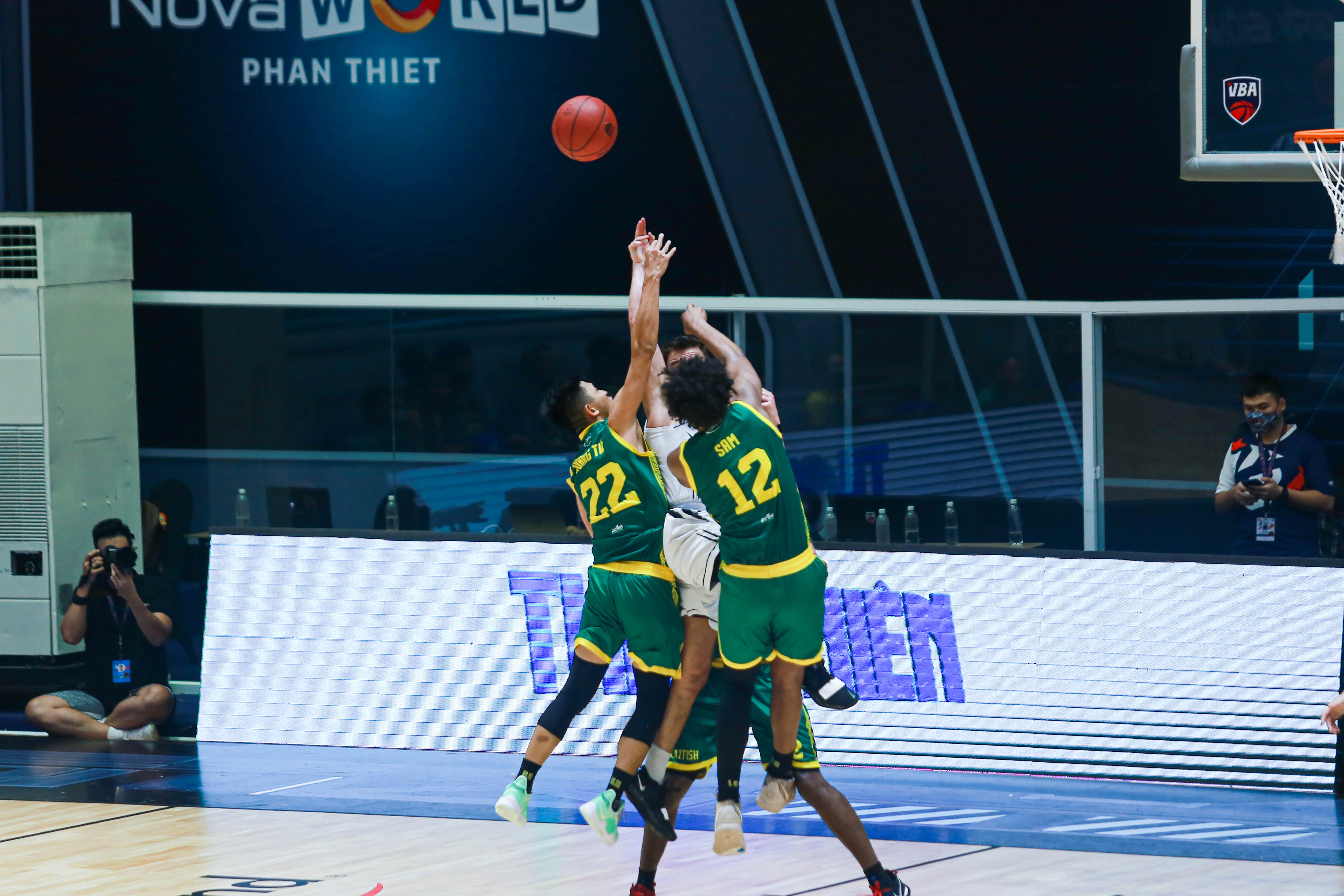 Cantho Catfish players triple team Tim Guers (in white) of Thang Long Warriors. Photo: VBA