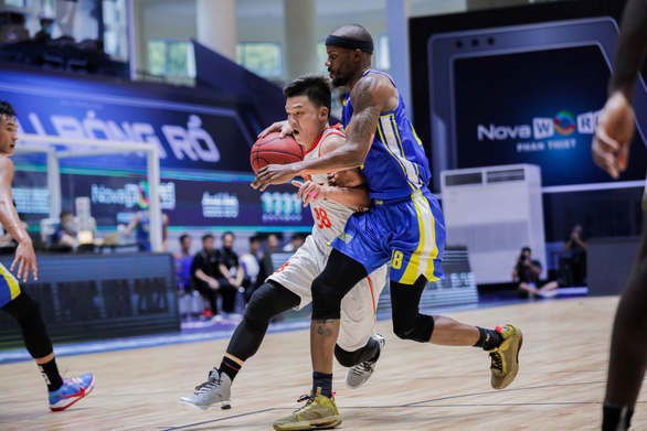 Danang Dragons’ Trieu Han Minh is embraced by Ho Chi Minh City Wings’ Jeremy Smith during Game 19 of the VBA Premier Bubble Games - Brought to you by NovaWorld Phan Thiet. Photo: VBA