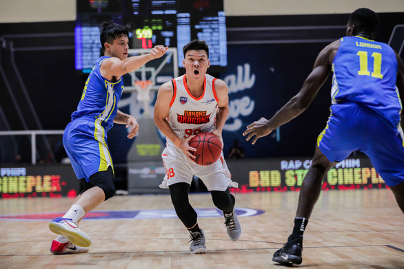Danang Dragons’ Trieu Han Minh (center) in Game 19 of the VBA Premier Bubble Games - Brought to you by NovaWorld Phan Thiet. Photo: VBA