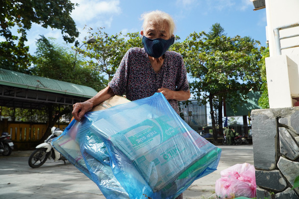 The trash-for-rice event attracts participants of all ages. Photo: Le Trung / Tuoi Tre