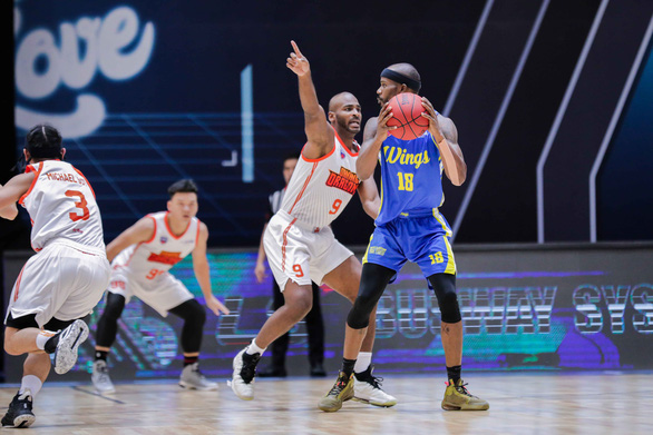 Akeem Scott tries to confuse Jeremy Smith during Game 19 of the VBA Premier Bubble Games - Brought to you by NovaWorld Phan Thiet. Photo: VBA